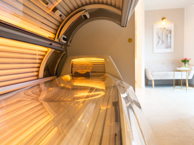 Łózko opalające w solarium